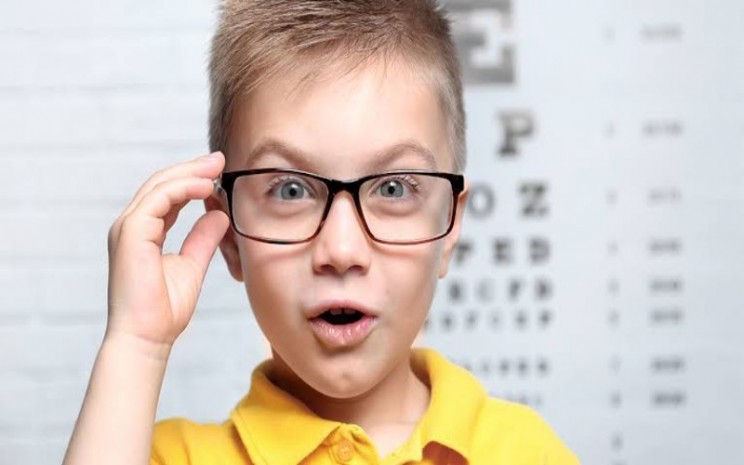 Ini Tandanya Anak Anda Butuh Pakai Kacamata