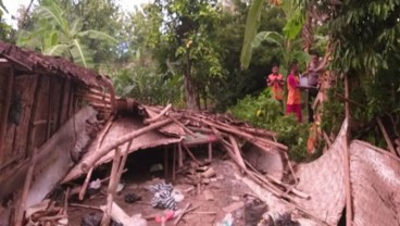 Tak Ada Hujan, Rumah Nenek Ini Mendadak Ambruk, karena Tiang Rapuh