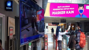 Evaluasi PSBB Hari Ke-4: Antrean Penumpang KRL Commuter Bukti Perusahaan Membandel