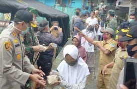 TNI dan Polri di Majalengka Dirikan Dapur Umum dan Bagikan Nasi Bungkus Gratis