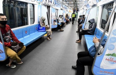 MRT Jakarta Bagi-bagi Masker ke Penumpang Cegah Penyebaran Corona