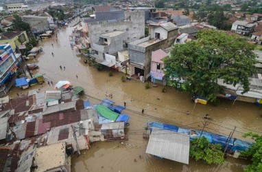 Kemenko Marves Bantu Korban Banjir dan Pencegahan Covid-19 di Dayeuhkolot