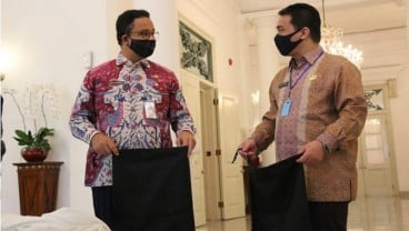 Hari Pertama Wagub DKI, Riza Temani Anies Terima Bantuan Penanggulangan Covid-19