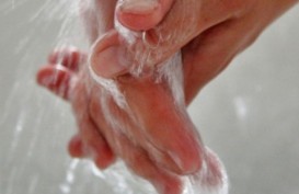 Wilmar Bersama Aprobi Serahkan Bantuan 1 Ton Sabun Cuci Tangan