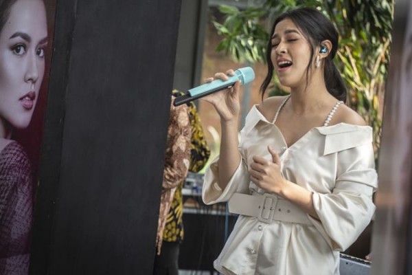 Penyanyi Raisa menyanyikan single terbarunya berjudul Teristimewa saat peluncuran menjelang konser tunggalnya bertajuk Raisa Live in Concert Jakarta 2020 di Jakarta, Kamis (13/2/2020)./ ANTARA - Aprillio Akbar