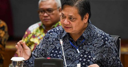 Menko Perekonomian Airlangga Hartarto saat menjawab pertanyaan wartawan terkait peluncuran situs resmi Kartu Prakerja di kantor Kemenko Perekonomian, Jakarta, Jumat (20/3/2020)./ANTARA-Nova Wahyudi