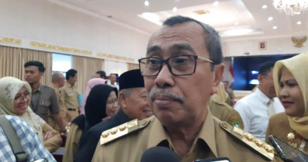 Gubernur Riau Syamsuar saat menjawab pertanyaan wartawan setelah mencanangkan Sensus Penduduk 2020 di Balai Serindit, Pekanbaru, Senin (17/2/2020)./Bisnis-Dwi Nicken Tari