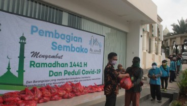 Al Azhar Memorial Garden Bagikan Paket Sembako pada Warga dan Satgas Covid-19