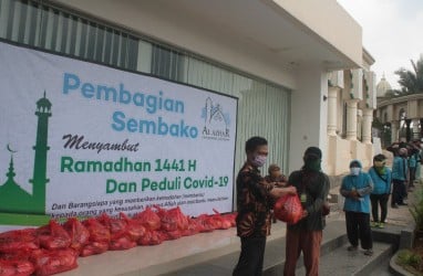 Al Azhar Memorial Garden Bagikan Paket Sembako pada Warga dan Satgas Covid-19