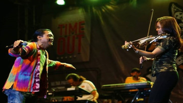 Mengenal Sandy Ria Ervinna, Pemain Biola di Setiap Panggung Konser Didi Kempot