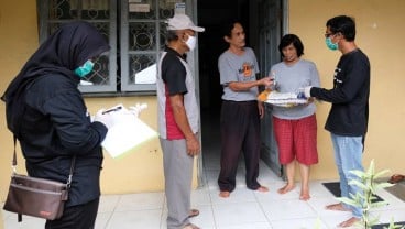 Bupati Tabanan Bagikan Paket Sembako pada Warga Terdampak Covid-19