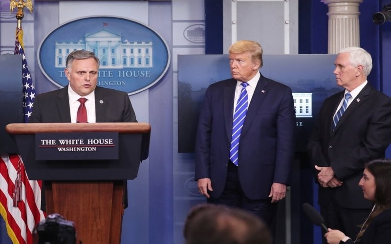 Bill Bryan (kiri), pejabat senior di Departemen Keamanan Dalam Negeri berbicara konferensi pers, bersama Presiden AS Donald Trump (tengah) dan Wakil Presiden Mike Pence (kanan) mendengarkan selama konferensi pers di Gedung Putih di Washington, DC, AS, pada hari Kamis, 23 April 2020.