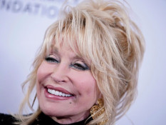 Di Usia 74 Tahun, Dolly Parton Selalu Menggunakan Makeup
