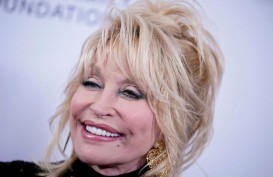 Di Usia 74 Tahun, Dolly Parton Selalu Menggunakan Makeup
