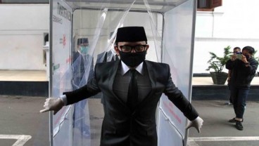 Foto Bima Arya Bersarung Tangan dan Masker Hitam Lantik Pejabat Bogor setelah Sembuh dari Covid-19