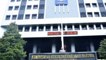Menkumham Serahkan Bansos ke Airin Rachmi Diany dan Rahmat Effendi