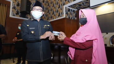 Pemkot Malang Menyalurkan 1.825 Kartu Bantuan Sosial