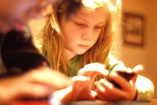 Siswa sedang menggunakan smartphone untuk belajar online di rumah./ilustrasi