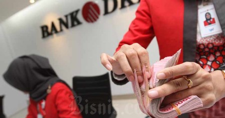 Aktivitas pelayanan di salah satu cabang Bank DKI di Jakarta, Selasa (20/8/2019). Bisnis/Arief Hermawan P