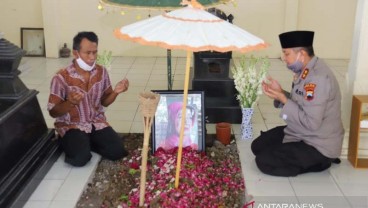 Dapat Mutasi, Kapolda Jateng Ziarah ke Makam Ibunda Jokowi