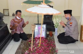 Dapat Mutasi, Kapolda Jateng Ziarah ke Makam Ibunda Jokowi