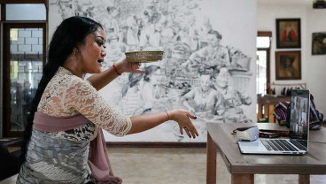 MENGAJAR TARI SECARA DARING