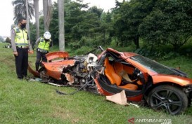 Mobil McLaren Ringsek, Pengemudi & Penumpang Dievakuasi ke RS