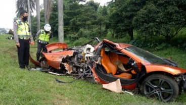 Mobil McLaren Ringsek, Pengemudi & Penumpang Dievakuasi ke RS