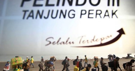 Penumpang turun dari Kapal Pelni KM Labobar saat tiba di Pelabuhan Tanjung Perak, Surabaya, Jawa Timur, Senin (11/6/2018)./ANTARA-Moch Asim