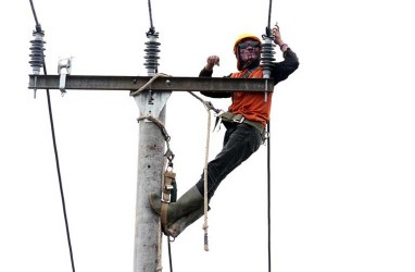 Manfaatkan Dana Desa, PLN Terangi 2 Desa di Sumba Barat Daya