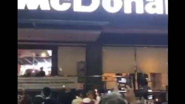 Hari Terakhir McDonald's Sarinah, Orang Ramai Berkumpul, PSBB Dilanggar