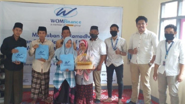 WOM Finance Sumbang Alquran untuk Pesantren di Kuningan