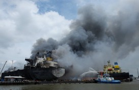 Foto-foto Kebakaran Hebat Kapal Tanker MT Jag Leela di Belawan