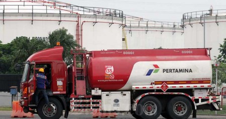 Aktifitas pengisian truk tangki untuk distribusi bahan bakar minyak (BBM) di Depo BBM Pertamina di Plumpang, Jakarta, Senin (4/5/2020). Bisnis/Dedi Gunawan