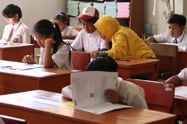 Ilustrasi - Seorang guru pedamping membacakan soal Ujian Sekolah Berstandar Nasional (USBN) kepada murid berkebutuhan khusus di SD Inklusi Betet I, Kota Kediri, Jawa Timur, Kamis (3/5)./Antara