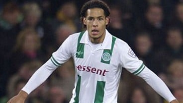 Virgil Van Dijk & Luis Suarez Beli Tiket Pertandingan Groningen