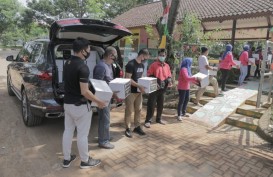 BMW Salurkan Paket Sembako ke Warga Jakarta Selatan