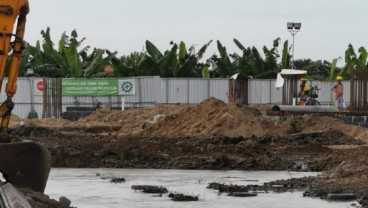Pipa PDAM Surya Sembada Bocor Tertancap Tiang Proyek Kampus UINSA