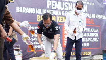 Bea Cukai Kalbagsel Musnahkan Satu Juta Batang Rokok dan Ratusan Liter Miras Ilegal