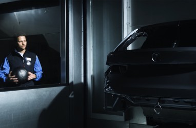 BMW Gunakan AI Maksimalkan Kualitas Cat Mobil