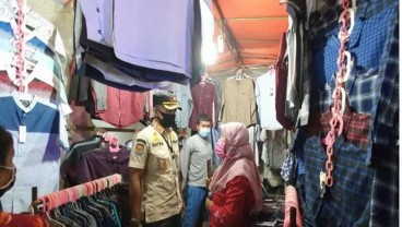 Satpol PP Razia PSBB di Sejumlah Pasar Malam di Jakarta