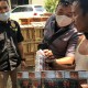 Dikejar Hingga Brebes, Rokok Ilegal yang Disamarkan dalam Muatan Buah-Buahan Berhasil Diamankan Bea Cukai