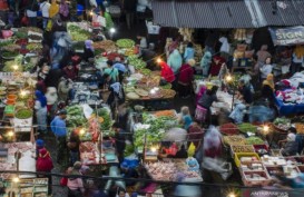 Warga Bandung Rela Berdesakan di Pasar untuk Dapat Daging Segar