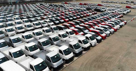 Mobil diparkir di kawasan PT Indonesia Kendaraan Terminal Tbk (IPCC) di Jakarta, Rabu (12/9/2018)./JIBI-Abdullah Azzam