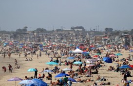 Abaikan Pembatasan Sosial, Ribuan Warga AS Rayakan Hari Pahlawan di Pantai