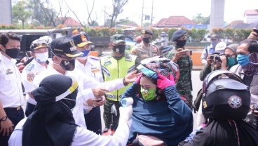 PSBB Palembang, 30 Pelanggar Diberi Sanksi Bersihkan Taman Kota