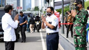 Foto-Foto Penantian Anies untuk Jokowi di Ujung Stasiun