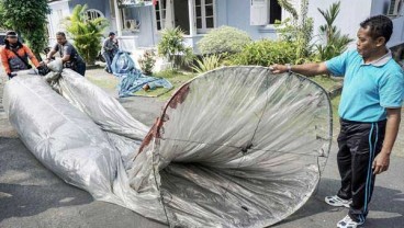 Balon Udara Raksasa Nyaris Bakar Rumah Warga