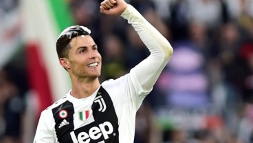 Christiano Ronaldo Pamer Rambut Gondrong