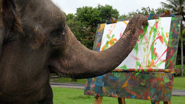 GAJAH BELAJAR MELUKIS